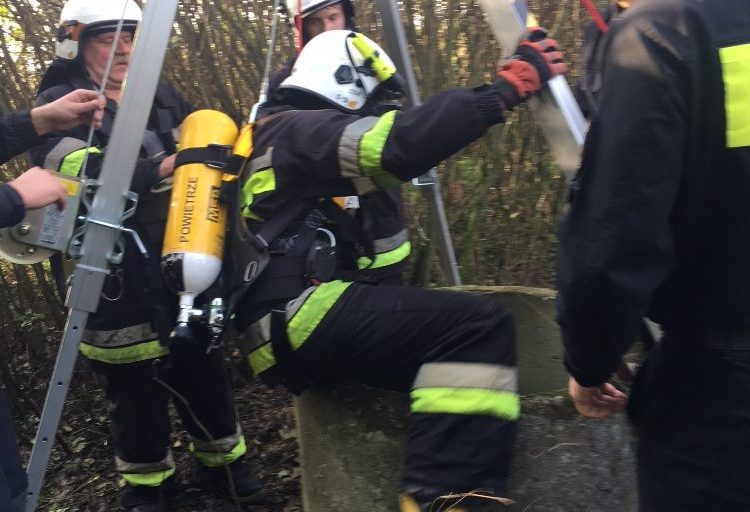 Zszedł do głębokiej studni, by ratować kota