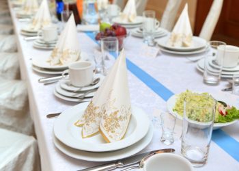 Jak rozsadzić gości przy stołach weselnych?