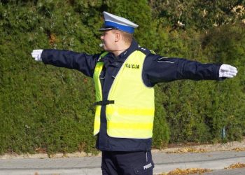 Jak zachować się, gdy policjant kieruje ruchem?