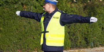 Jak zachować się, gdy policjant kieruje ruchem?