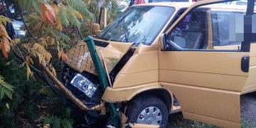 Wypadł z drogi i uderzył w ogrodzenie ZDJĘCIA