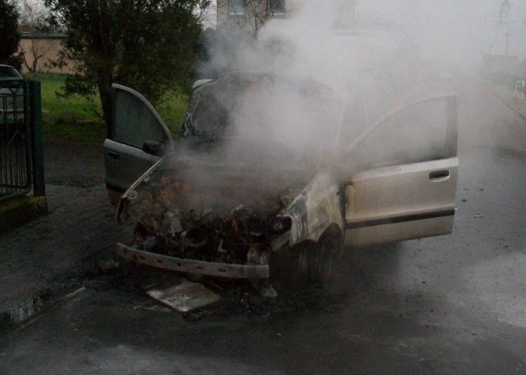 Płonął samochód w Cieninie Kościelnym ZDJĘCIA