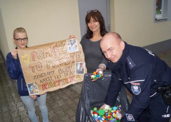 Zakrętkowa pomoc słupeckich policjantów