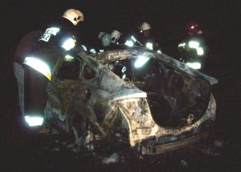 Spalony ford nie miał tablic, nie można odczytać numeru VIN