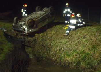 Dachował i nie mógł wyjść z auta. Był pijany ZDJĘCIA