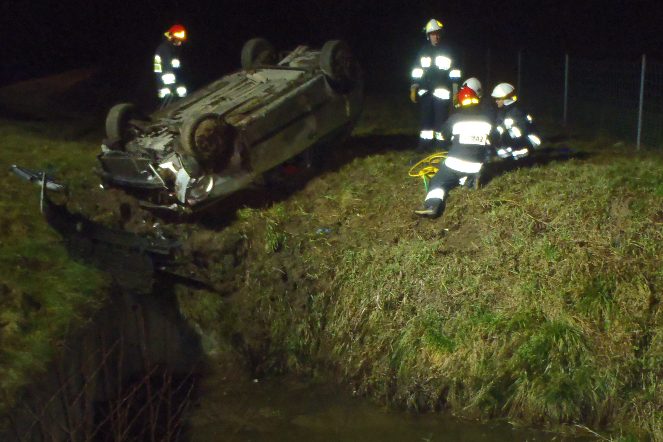 Dachował i nie mógł wyjść z auta. Był pijany ZDJĘCIA
