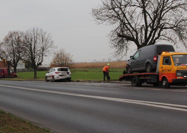 Wypadek przed fotoradarem. Zderzyły się trzy auta