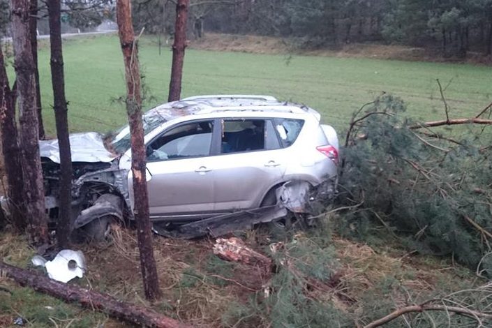 Auto uderzyło w drzewo. Dwie osoby w szpitalu