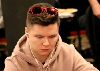 Przed stół pokerowy trafił ze świata futbolu