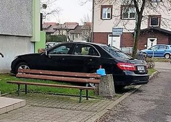 Jak nie ma gdzie, to na trawniku