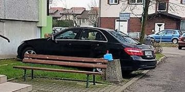 Jak nie ma gdzie, to na trawniku