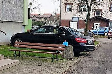 Jak nie ma gdzie, to na trawniku