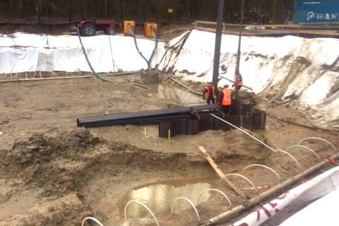 Nad jeziorem powstaje basen