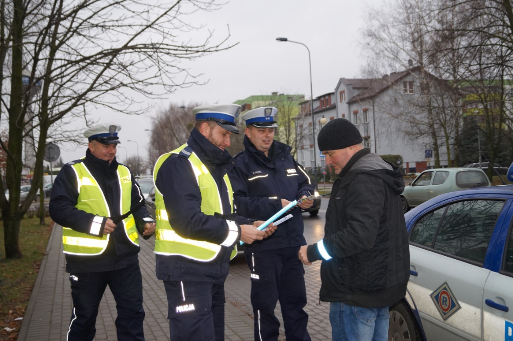 Odblaskowe Mikołajki na drogach powiatu ZDJĘCIA