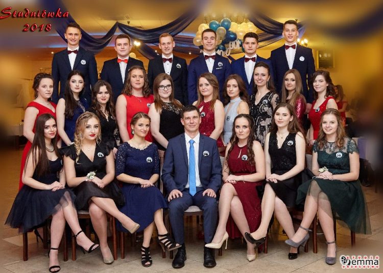 Studniówka ZSP w Zagórowie ZDJĘCIA GRUPOWE