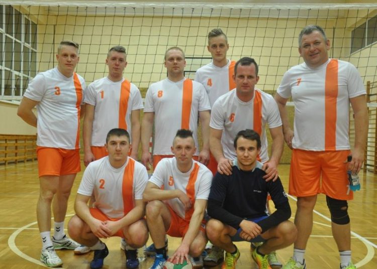 Powidz siatkówką stoi