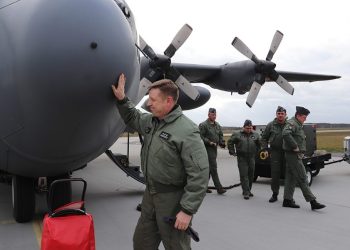 Były dowódca odbył pożegnalny lot