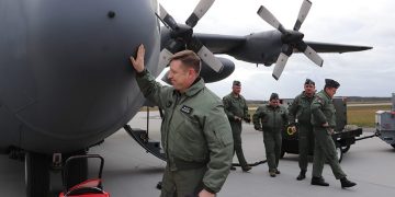 Były dowódca odbył pożegnalny lot