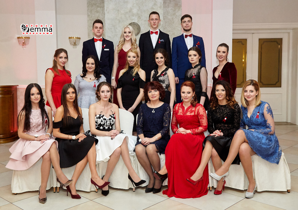 Studniówka Ekonomika GRUPOWE ZDJĘCIA KLAS