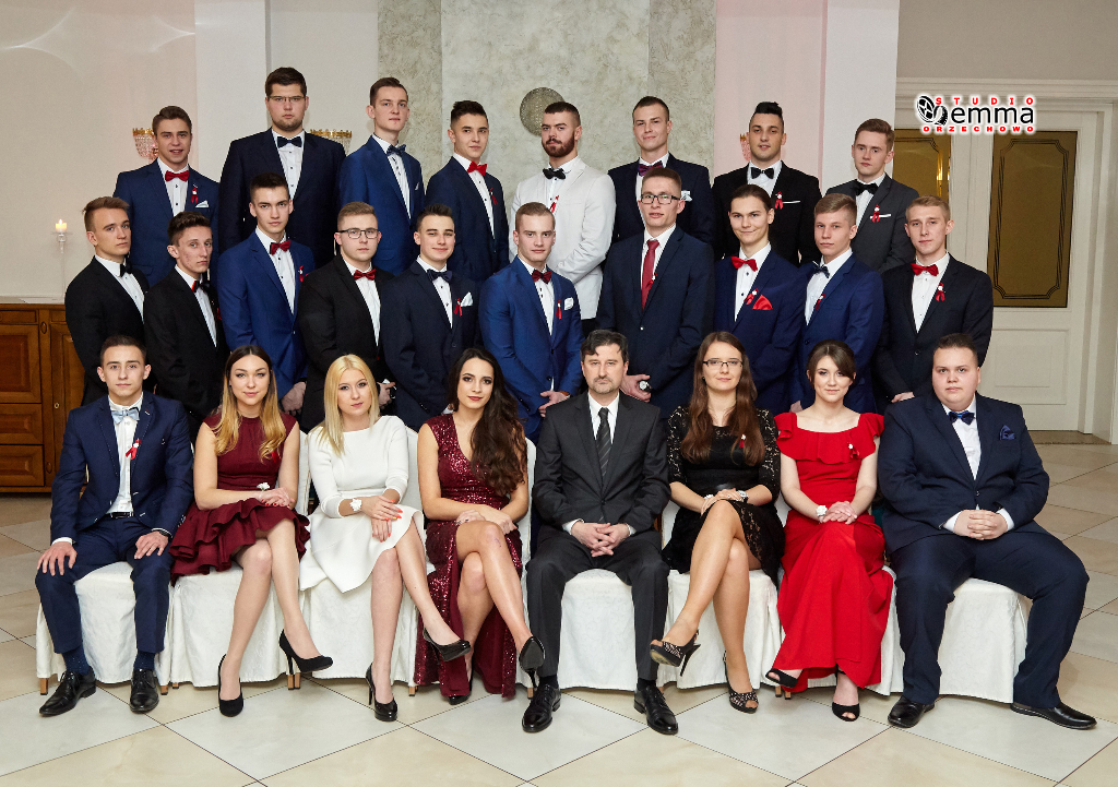 Studniówka Ekonomika GRUPOWE ZDJĘCIA KLAS