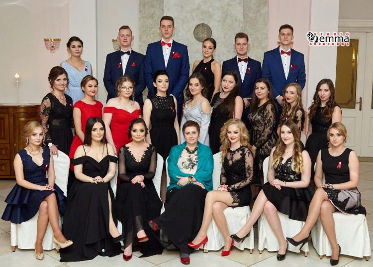 Studniówka Ekonomika GRUPOWE ZDJĘCIA KLAS