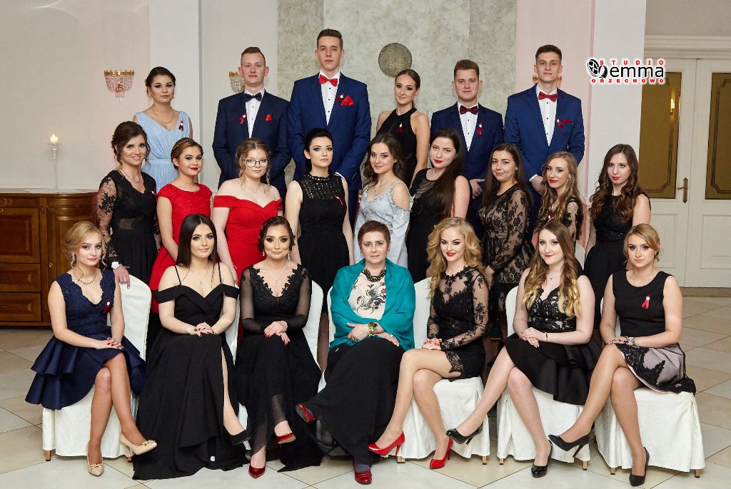 Studniówka Ekonomika GRUPOWE ZDJĘCIA KLAS