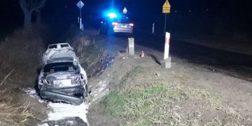 Samochód spalił się w rowie