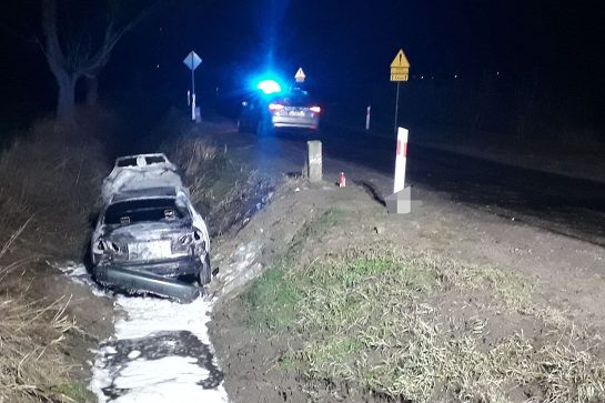 Samochód spalił się w rowie