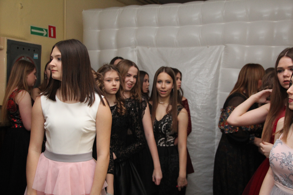 Gimnazjaliści bawią się na balu ZDJĘCIA