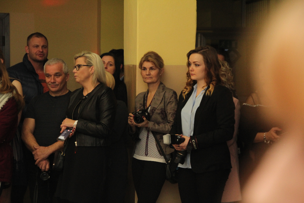 Gimnazjaliści bawią się na balu ZDJĘCIA