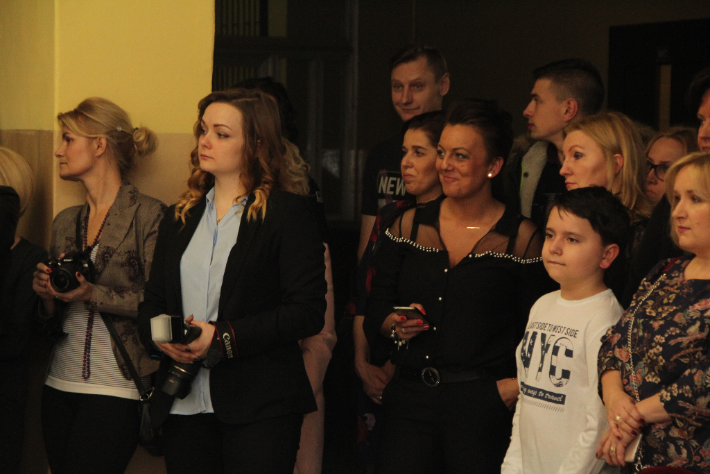 Gimnazjaliści bawią się na balu ZDJĘCIA