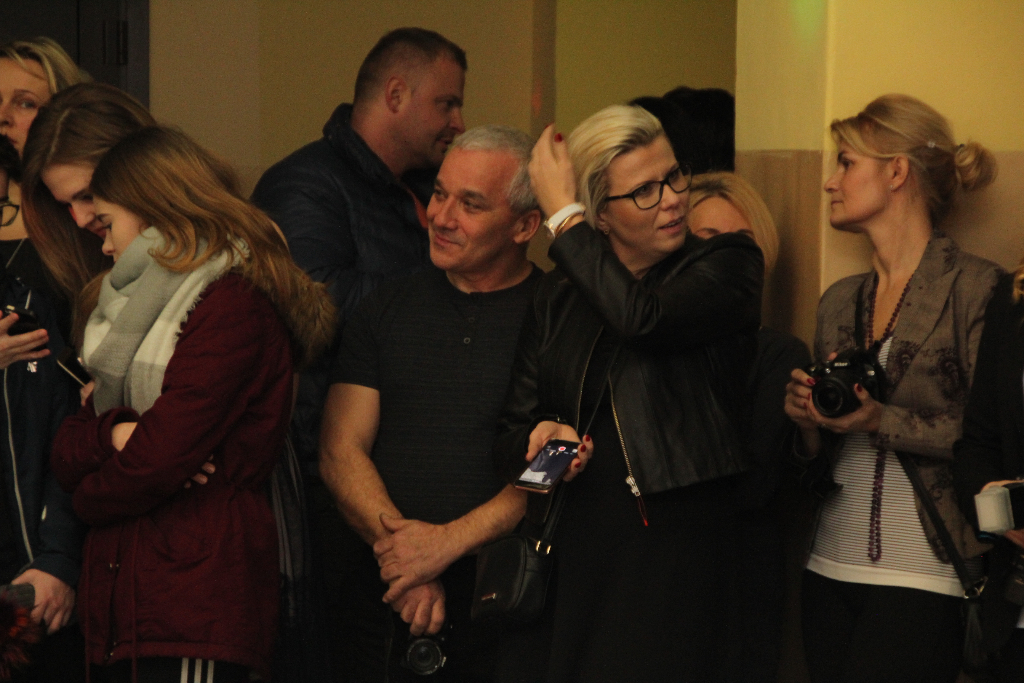 Gimnazjaliści bawią się na balu ZDJĘCIA