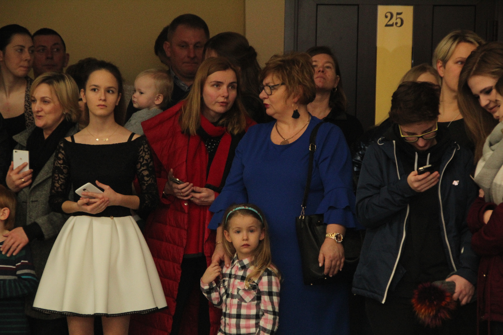 Gimnazjaliści bawią się na balu ZDJĘCIA