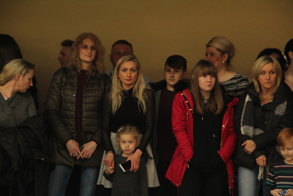 Gimnazjaliści bawią się na balu ZDJĘCIA