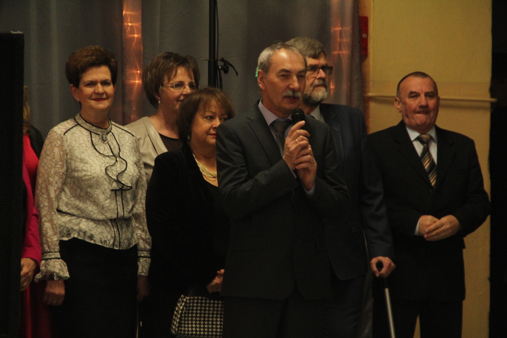 Gimnazjaliści bawią się na balu ZDJĘCIA