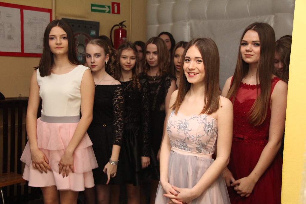 Gimnazjaliści bawią się na balu ZDJĘCIA