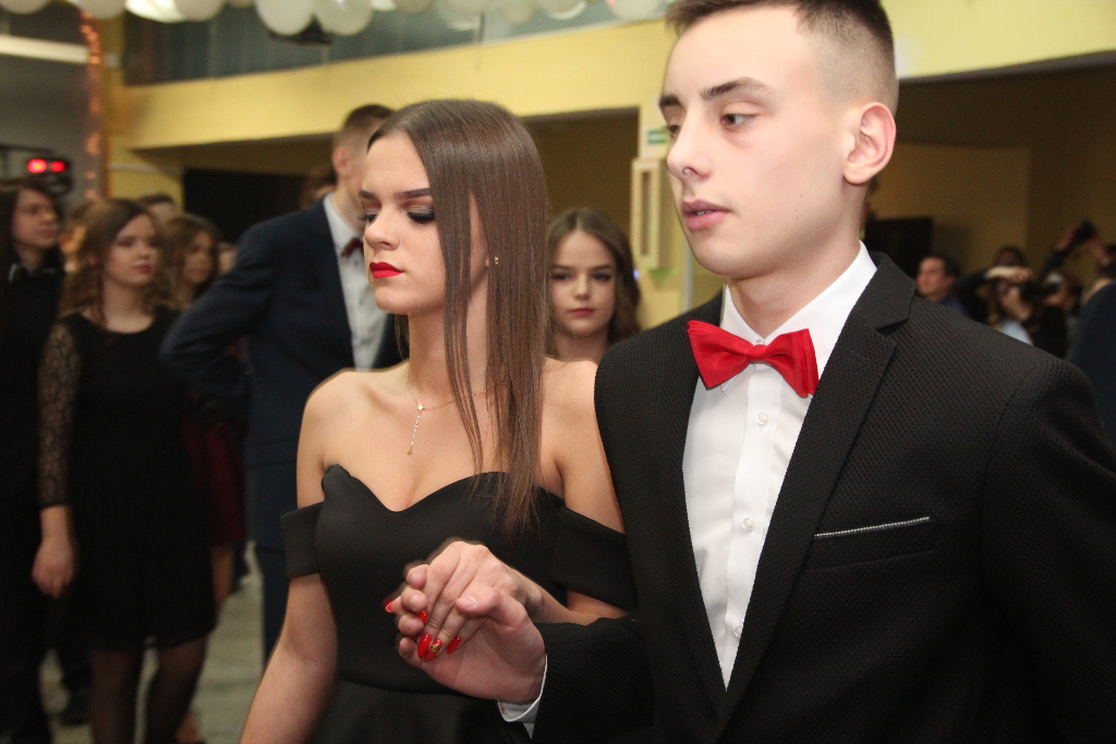 Gimnazjaliści bawią się na balu ZDJĘCIA