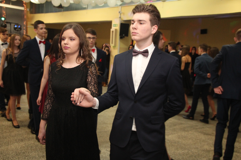 Gimnazjaliści bawią się na balu ZDJĘCIA