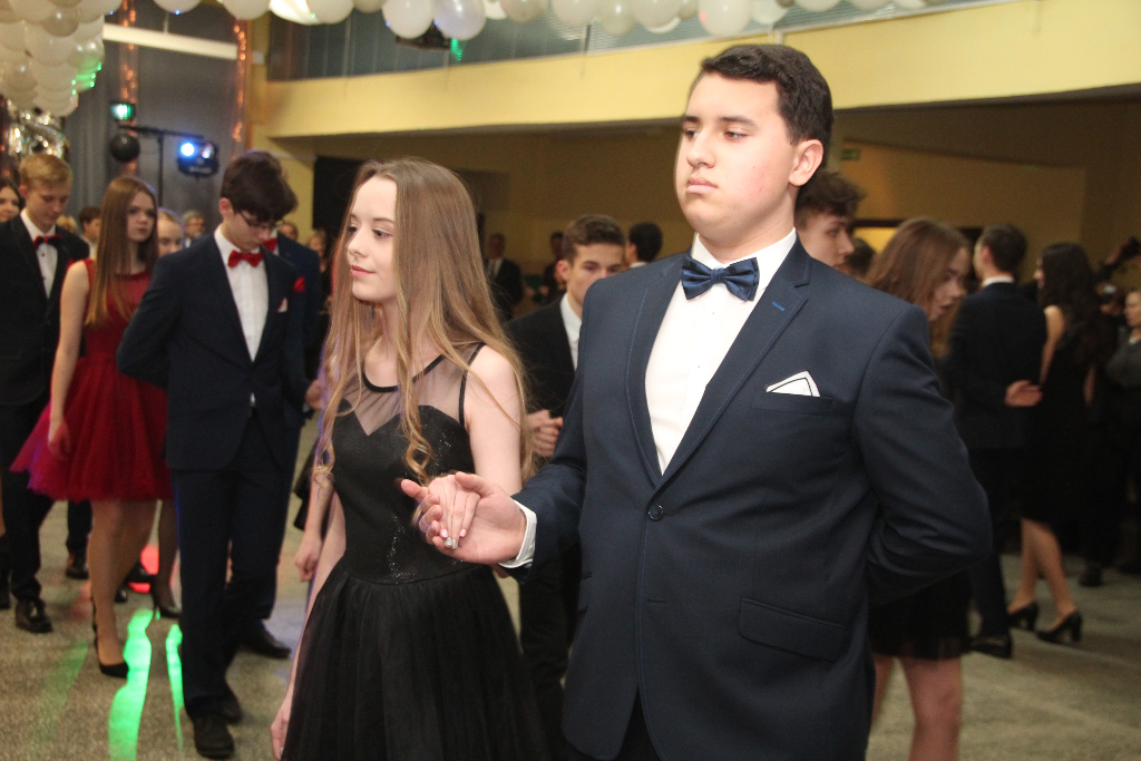 Gimnazjaliści bawią się na balu ZDJĘCIA