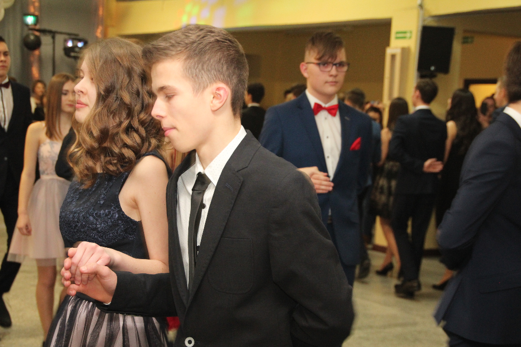 Gimnazjaliści bawią się na balu ZDJĘCIA