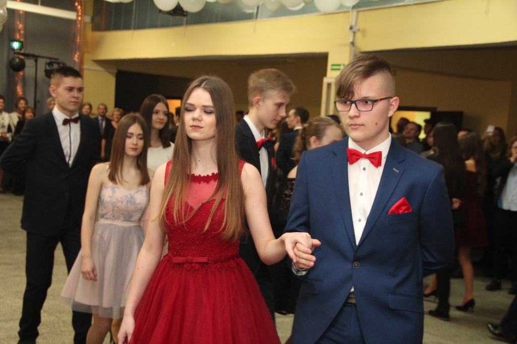 Gimnazjaliści bawią się na balu ZDJĘCIA