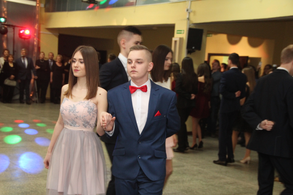 Gimnazjaliści bawią się na balu ZDJĘCIA