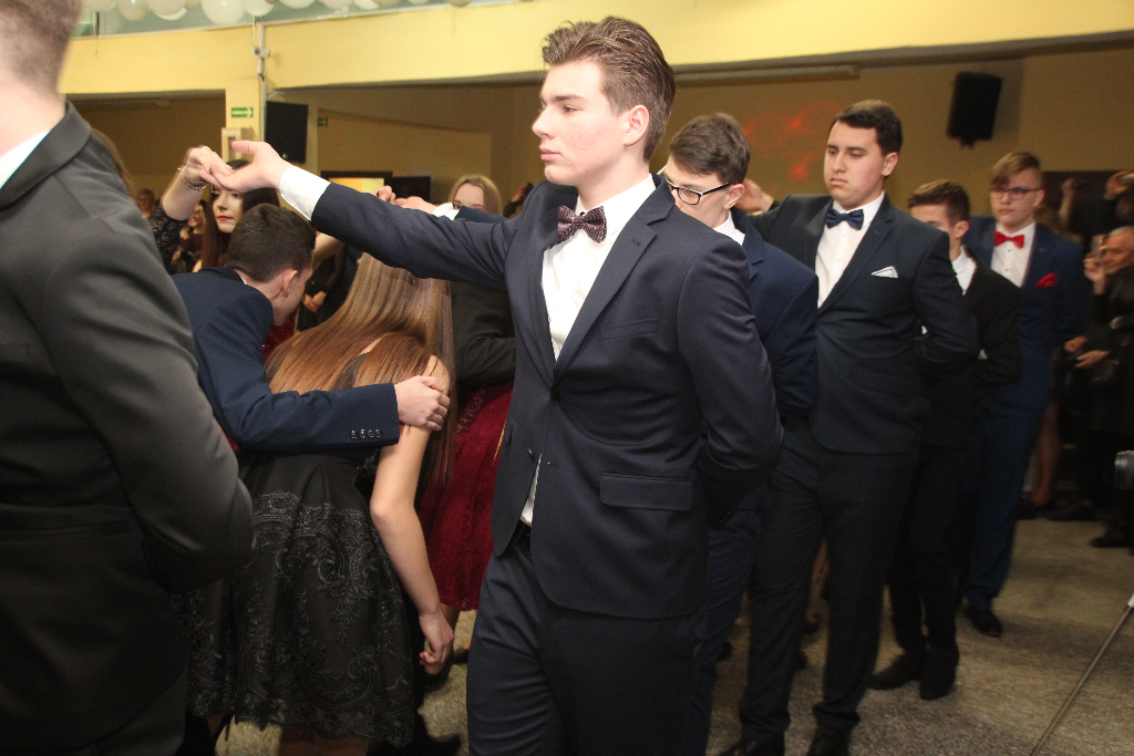 Gimnazjaliści bawią się na balu ZDJĘCIA