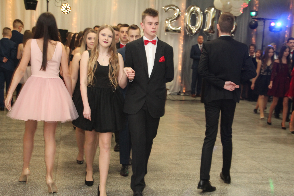 Gimnazjaliści bawią się na balu ZDJĘCIA