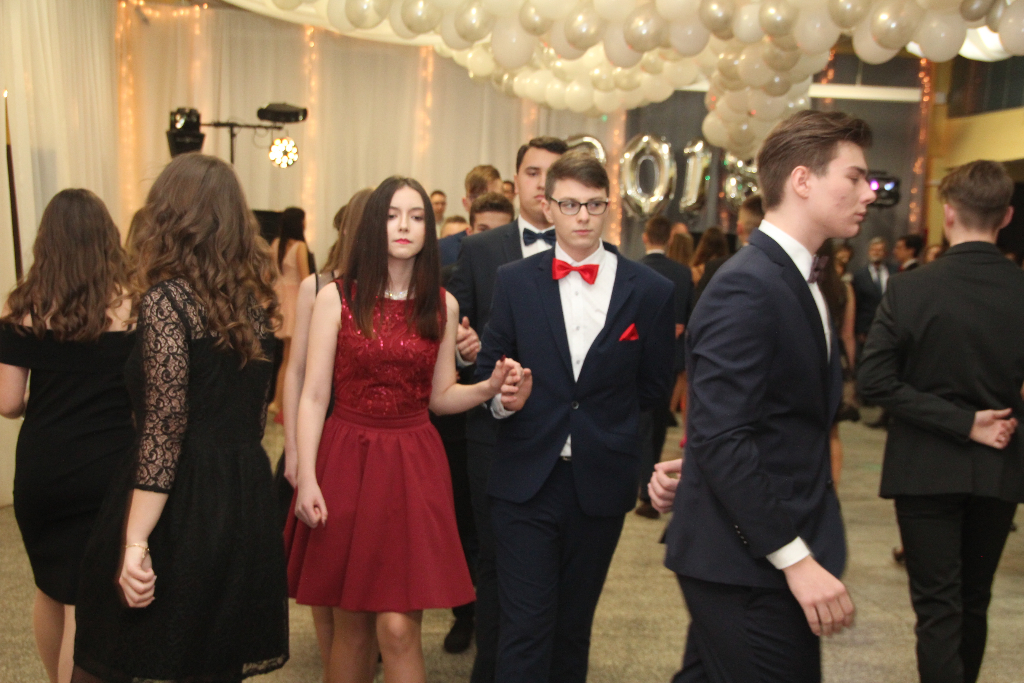Gimnazjaliści bawią się na balu ZDJĘCIA