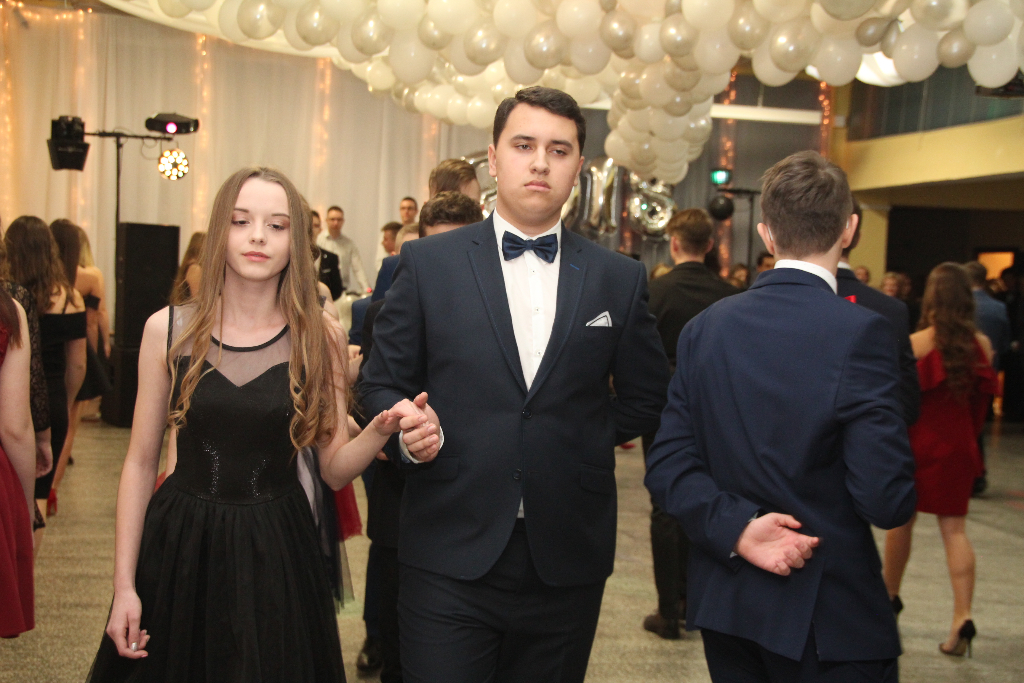 Gimnazjaliści bawią się na balu ZDJĘCIA