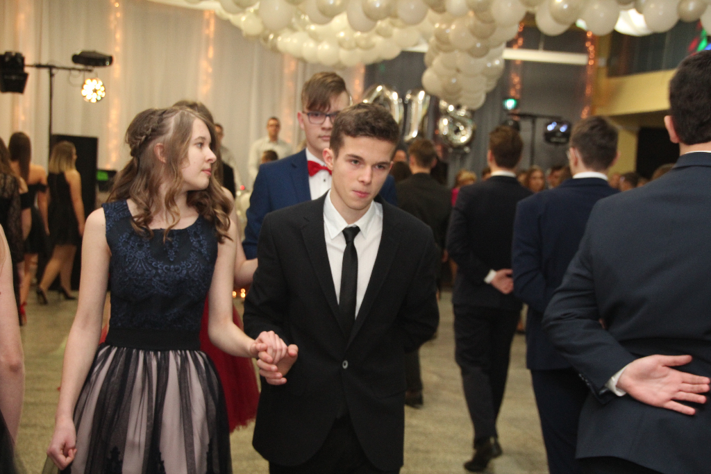 Gimnazjaliści bawią się na balu ZDJĘCIA