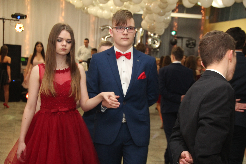 Gimnazjaliści bawią się na balu ZDJĘCIA