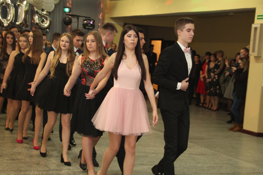 Gimnazjaliści bawią się na balu ZDJĘCIA