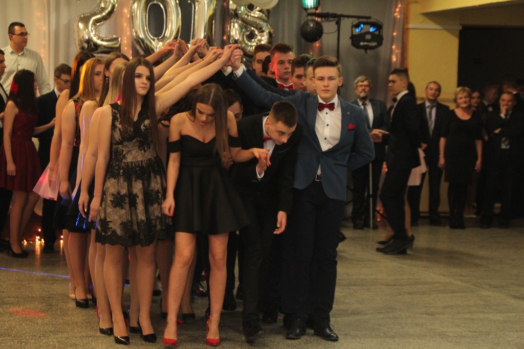 Gimnazjaliści bawią się na balu ZDJĘCIA